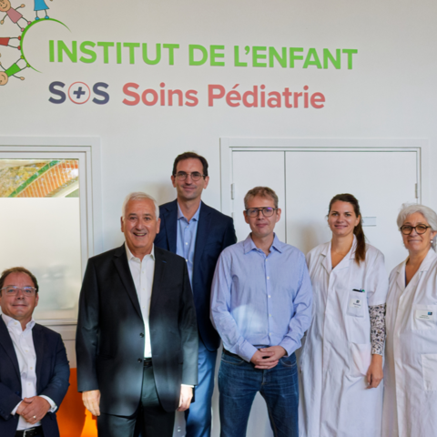 Mercredi 9 septembre, devant l’Institut de l’enfant de la clinique Marcel-Sembat, de gauche à droite  : Pierre Deniziot, adjoint au maire chargé de la Santé, Pierre-Christophe Baguet, Antoine Huron, directeur de la clinique, Simon Escoda, urgentiste et chef de projet de SOS Soins pédiatrie, Charlotte Embleton, directrice des soins de la clinique et Christine Gonzalez, cheffe du bloc opératoire. @ADB