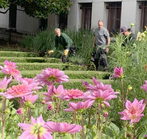 Au printemps, les parterres de la ville se parent de 10000 fleurs. Pour ce faire, les équipes municipales sont à pied d’œuvre. @E. Sallé
