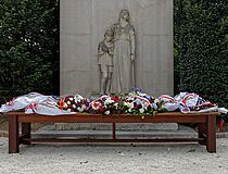 cérémonie de commémoration du 77e anniversaire de la Victoire du 8 mai 1945 - Agrandir l'image (fenêtre modale)