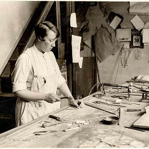 Marguerite Huré dans son atelier