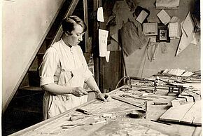 Marguerite Huré  dans son atelier