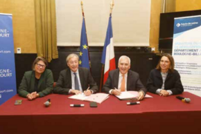 Pierre-Christophe Baguet et Georges Siffredi, président du département des Hauts-de-Seine, ont signé le 4ème contrat de développement département-ville le 13 novembre à l’hôtel de ville en présence de Marie-Laure Godin, vice-présidente du Département, et Christine Lavarde, sénatrice. @Bahi