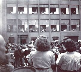 20 août 1944 Foule à l'hôtel de ville (don Solet) - Agrandir l'image (fenêtre modale)